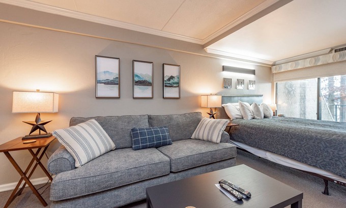 Thayerville Condo | Serene Will O' The Wisp 206A: Lakefront Condo with Pool Access