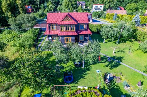 Makow Podhalanski House | Willa Świt: Family-Friendly Retreat with Oceanfront Pool