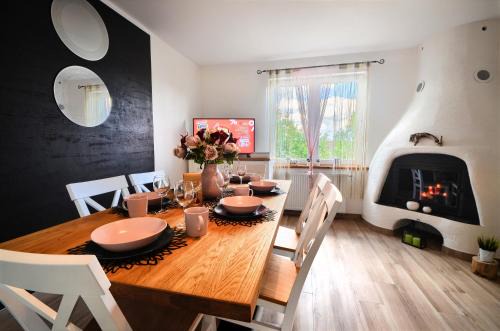 Jelesnia Apartment | Exclusive Retreat at Willa Ale Góry with Ocean Views