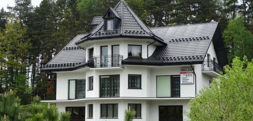 Grodek Nad Dunajcem House | Beautiful Willa Anna: Private Beach & Ocean Views Await