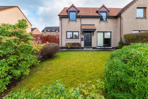 Balloch Villa | Cozy Retreat in Inverness - Pet Friendly & Family Ready
