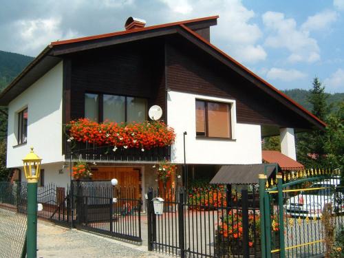 Meszna House | Inviting Willa Ewa: Pet-Friendly with Oceanfront Views