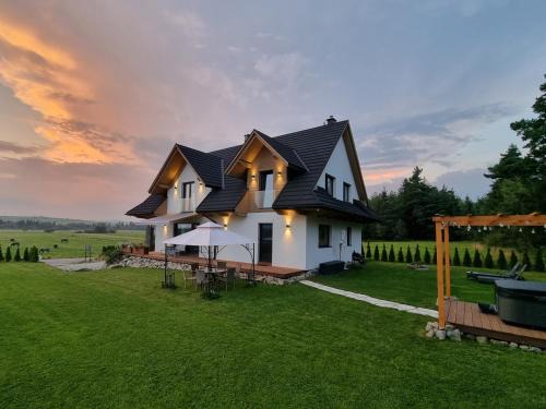 Ludzmierz Villa | Relax at Willa Górska Pod Lasem with Ocean Views & Hot Tub
