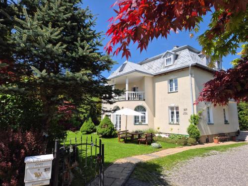 Cisna House | Eco-Friendly Escape at Willa Helena with Hot Tub & Breakfast