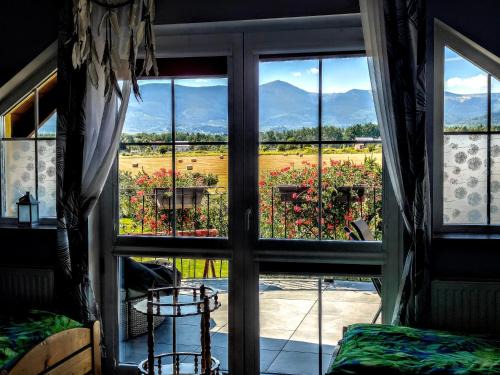Myslakowice House | Discover Willa Kolorowa Chata: Family-Friendly Retreat
