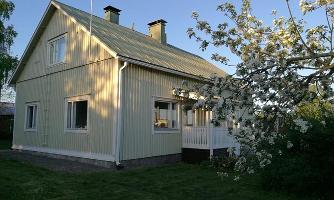 Laukkoski Bed & Breakfast | Charming Willa Mustijoki: Pet-Friendly with Breakfast Included