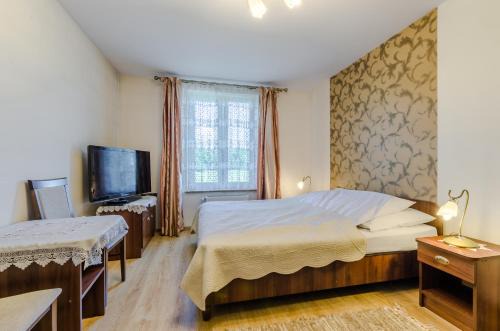 Olsztynek Bed & Breakfast | Willa Mycyny: Pet-Friendly Retreat with Hot Tub & Kitchen