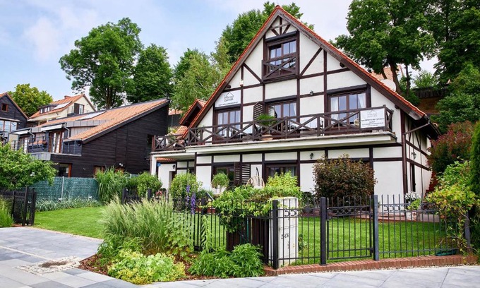 Mikolajki Apartment | Inviting Willa nad jeziorem: Family-Friendly Getaway with Hot Tub