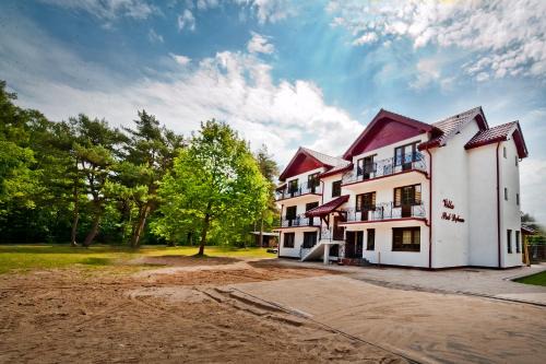 Rozewie House | Welcoming Willa pod Dębem: Pet-Friendly Family Retreat