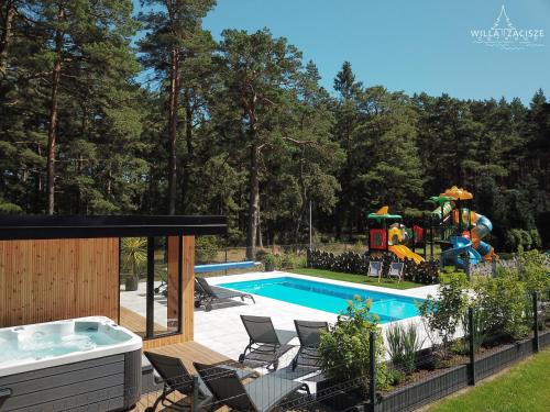 Ostrowo Apartment | Idyllic Willa Zacisze: Oceanfront Retreat with Pool