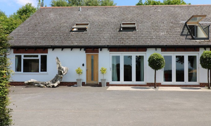Exeter Cottage | WILLHAYES, pet friendly, with a garden in Exeter