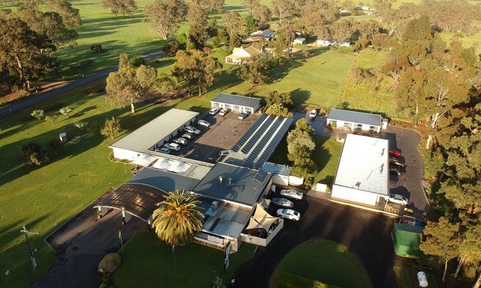 Naracoorte Hotel | Welcoming William Macintosh Motor Lodge with Family Amenities