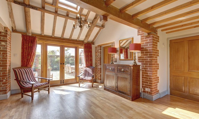 West Beckham House | Spacious Williams Barn: Pet-Friendly Cottage for 10 Guests