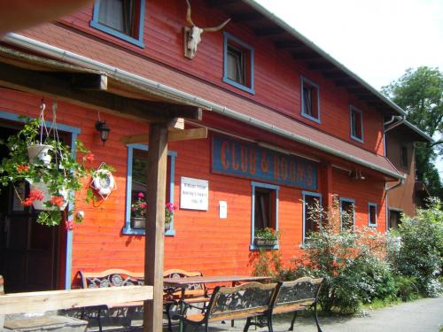 Ujpest Hotel | Family-Friendly Stay at Williams Village Bowling & Country Club