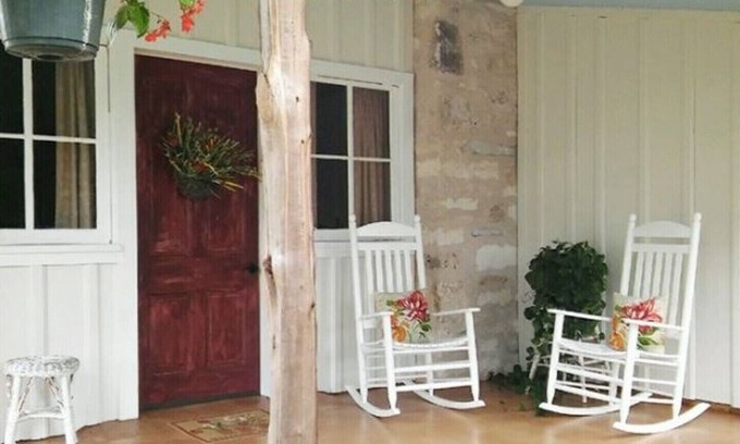 Dripping Springs Cottage | Guest Rated 10/10: Willie Mae’s Cottage with Ocean View