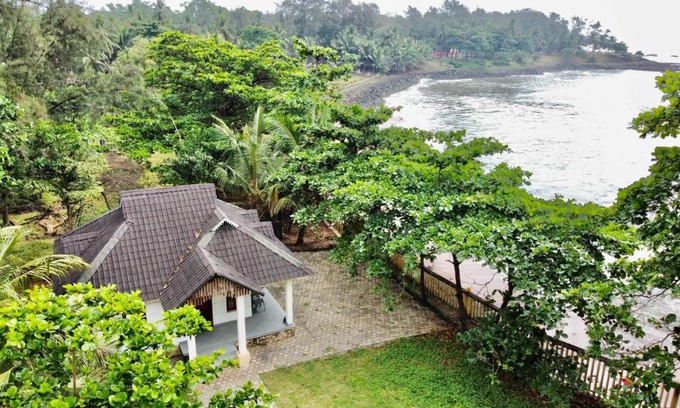 Kannur House | Relax at Willo Stays: The Metro Landsend Beach Resort