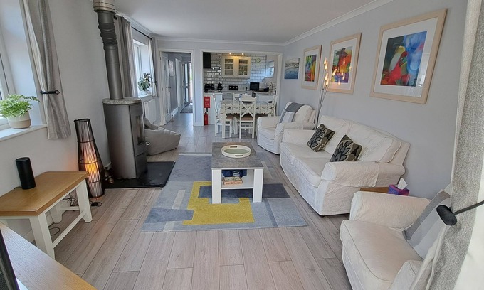 St. Mawes Cottage | Willow Bungalow: Family Retreat with Kitchen & Child-friendly Space