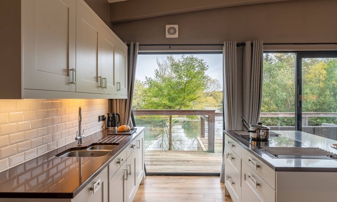Richmond Cottage | Willow Lodge: Cozy Retreat for 6 with Family-Friendly Amenities