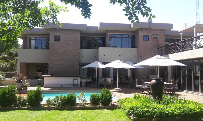 Parys Cabin | Willow Banks Lodge: Pet-Friendly Retreat with Pool & Breakfast