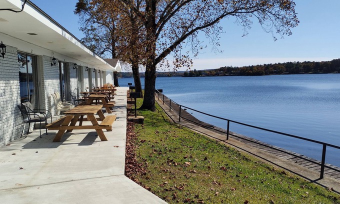 Hot Springs Hotel | Experience Willow Beach Resort: Eco-Friendly Getaway