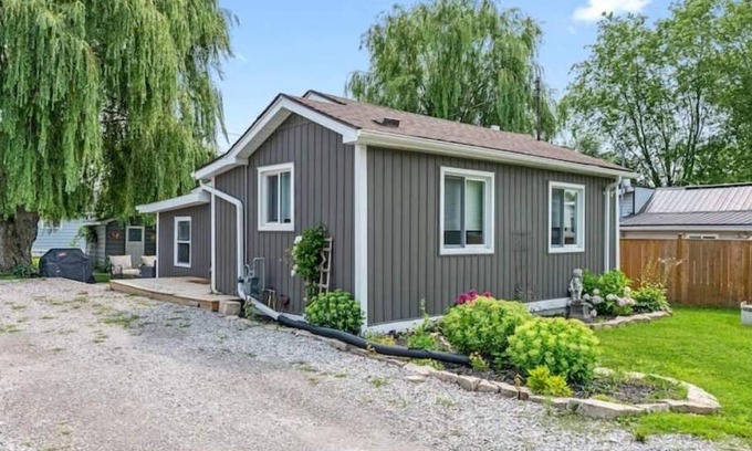 Selkirk Cottage | Pet-Friendly Retreat: Willow by the Lake with Ocean Views