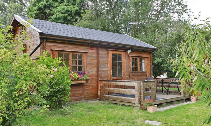 Woodbridge House | Cozy Willow Cabin - One Bedroom Chalet, Pet-Friendly Escape