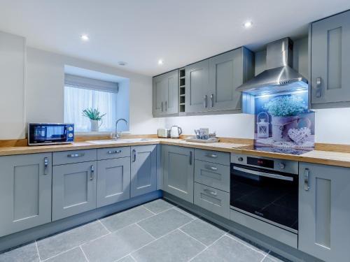 High Peak House | Pet-Friendly Willow Cottage at Naze Farm - Rated 9.8/10