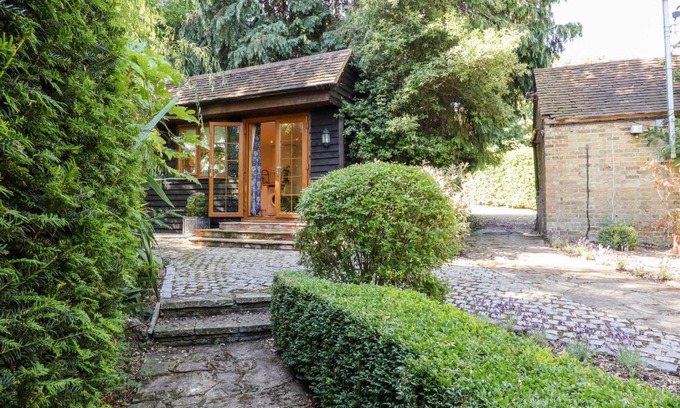 Dartford House | Inviting Willow Cottage: A 4-Star Retreat with Pool Access