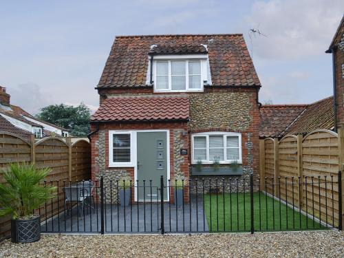 Great Ryburgh House | Elegant Willow Cottage: 5-Star Stay for Families & Pets