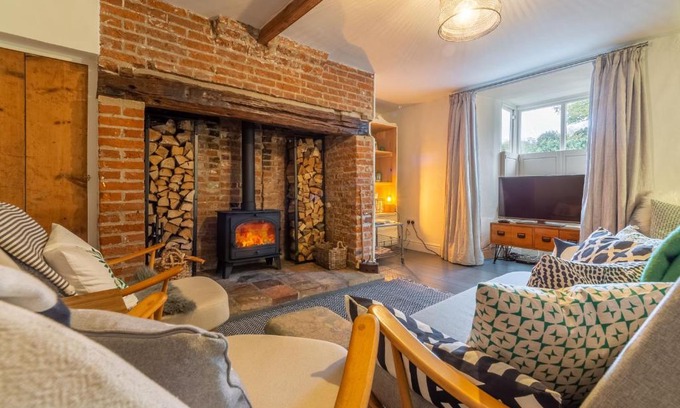 North Creake House | Cozy Willow Cottage: Perfect for Families and Pets