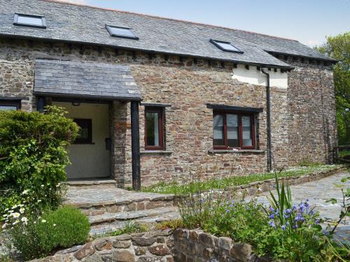 Woolfardisworthy House | Pet-Friendly Willow Cottage: Guest Rated 9.4 with Family Touches