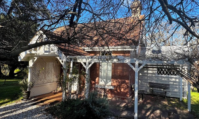 Moss Vale Cottage | Willow Cottage – Historic Southern Highlands Retreat with Fireplace & Patio