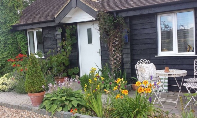 Harrietsham Cottage | Idyllic Kent Cottage: Pet-Friendly Retreat with Pool & Spa