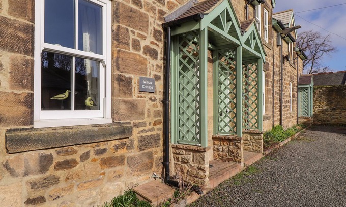 Lesbury Cottage | Willow Cottage: Cozy Retreat with Open Fire & Pet Friendly