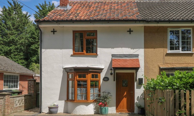 Saham Toney Cottage | Welcoming Willow Cottage: Pet-Friendly Retreat with Garden