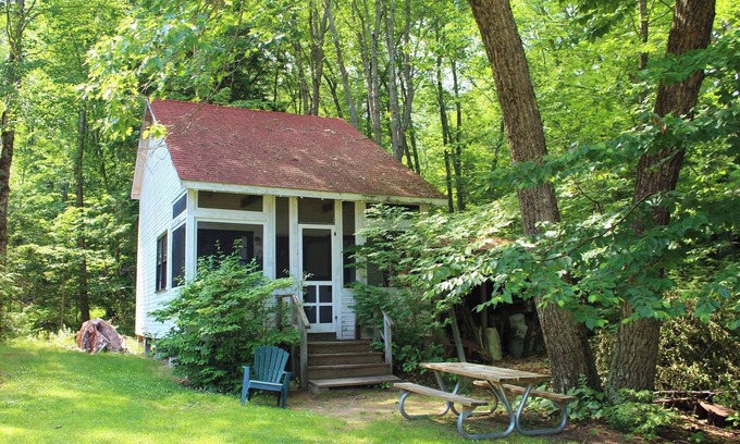 North Sebago Cottage | Willow Cottage-Private Beach-Pets Welcome - Round Table Lodge, Sebago, Maine