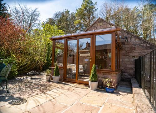 Upper Hulme House | Relaxing Willow Cottage with Private Hot Tub Awaits You
