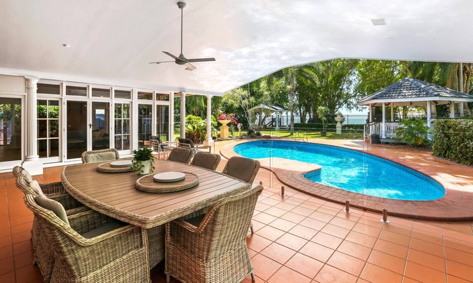 Kewarra Beach House | Beachfront 4 Bedroom Holiday Home with Pool & Ocean Views