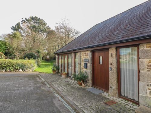 Maenporth House | Discover Willow: 4-Star Pet-Friendly Getaway with Top Reviews