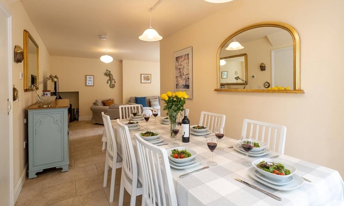 Knodishall Cottage | Willow House: Family-Friendly Retreat with Spa & Kitchen
