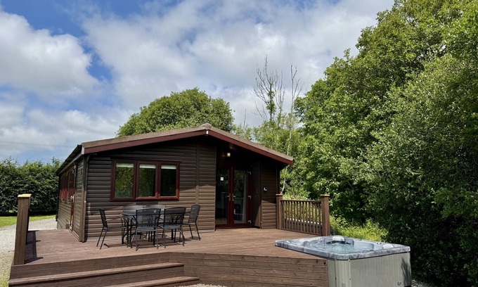 Helford Passage Cottage | Family-Friendly Willow Lodge with Hot Tub in Falmouth