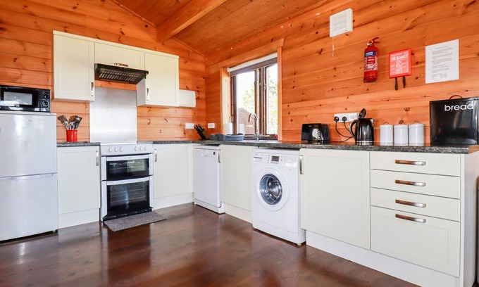 Bodmin Cottage | Top-Rated Willow Lodge with Breakfast and Kitchen Amenities