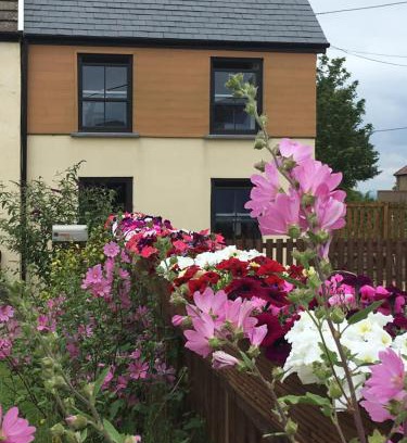 Oldwalls House | Pet-Friendly Willow Mews: 5-Star Comfort with Breakfast