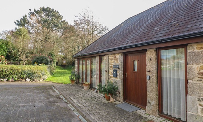 Maenporth Cottage | Pet-Friendly Willow with Garden and Ocean Views in Falmouth