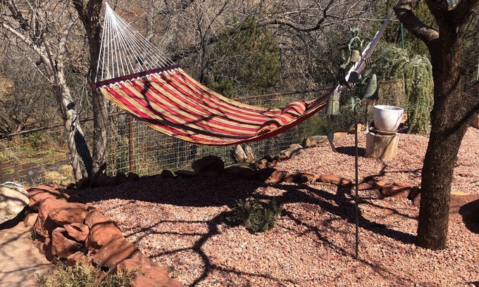 Cornville Cottage | Pet-Friendly Willow Point Creek Casita with Pool & Spa