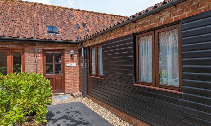 Wood Norton Cottage | Romantic Willow Retreat with Garden in Wood Norton