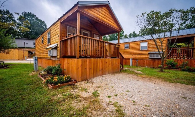 Broken Bow Cabin | Cozy Willow Cabin: Pet-Friendly Retreat by Lake & Park