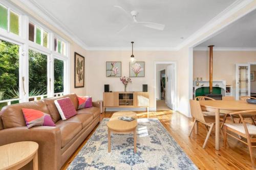 Bundanoon House | Cozy Willow Tree Cottage in Vibrant Bundanoon Awaits You
