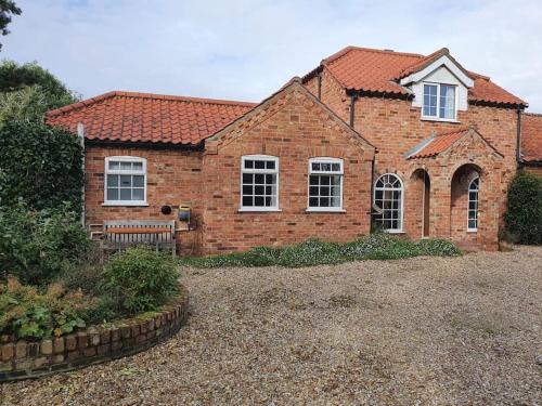 Frampton House | Cozy Willow Tree Farm Cottage with BBQ Hut for Families
