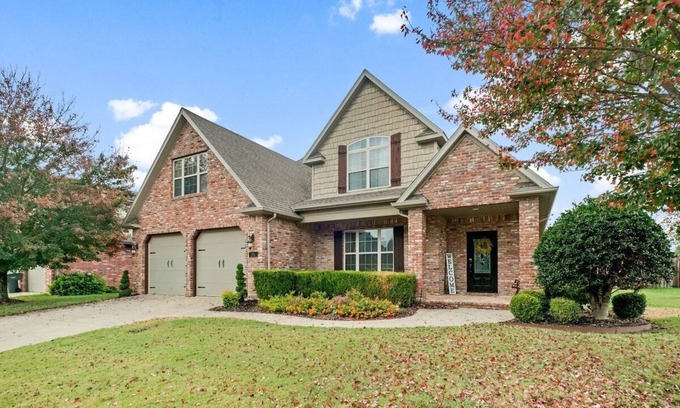 Fayetteville House | Top-Rated Willow Tree Retreat Near U of A with Kitchen